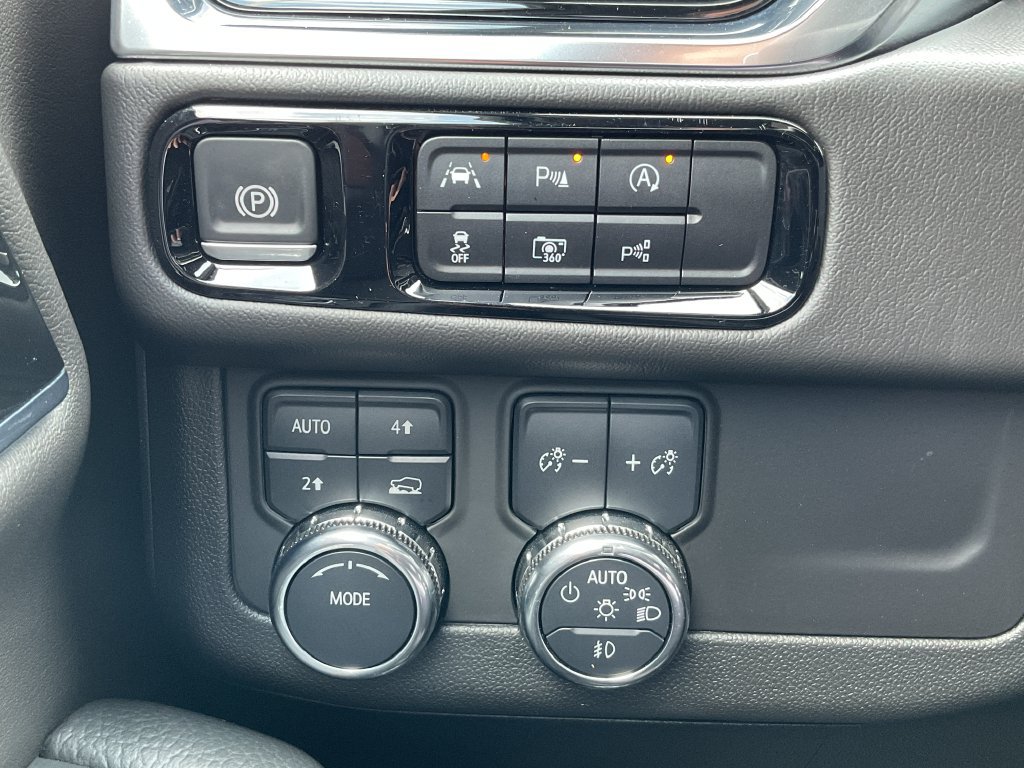Used 2025 GMC Yukon XL Denali w/ Sun & Power Step Package AWD/4WD image 31