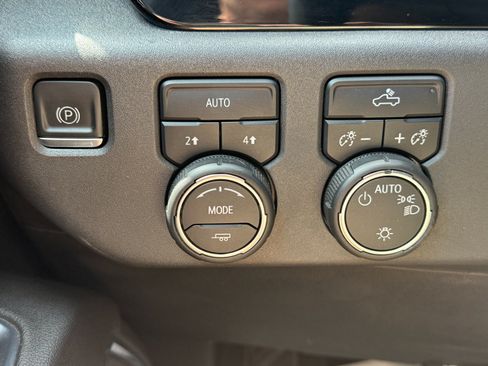Used 2023 Chevrolet Silverado 1500 LT AWD/4WD image 29