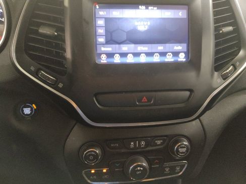Used 2019 Jeep Cherokee Latitude Plus FWD image 25