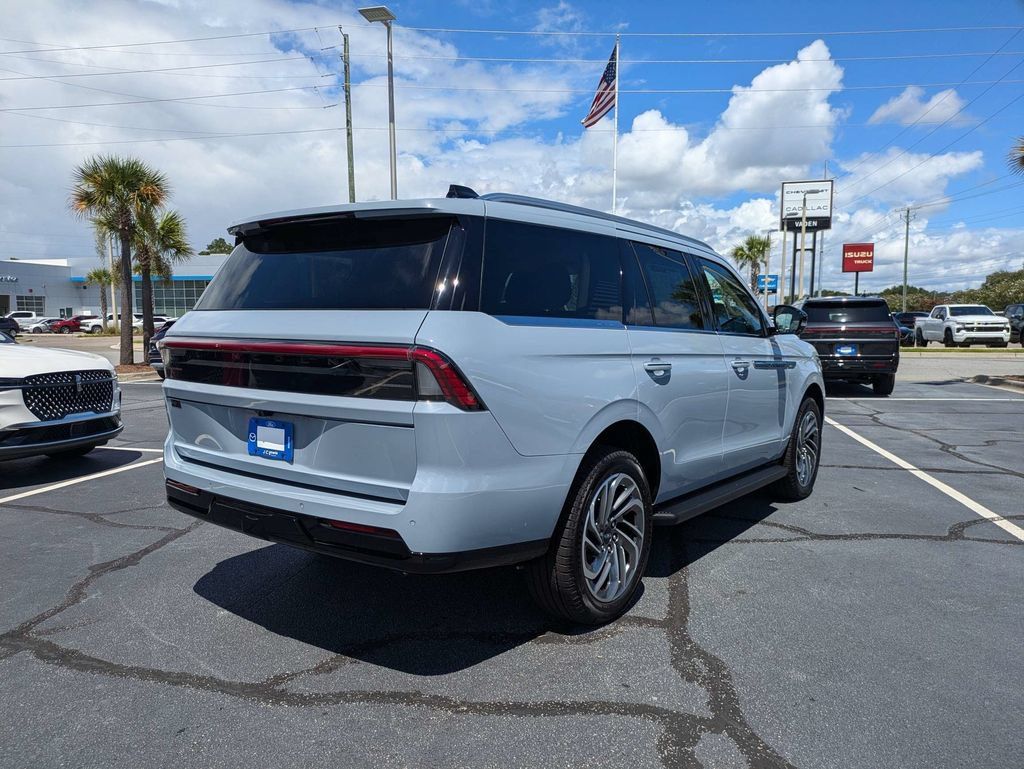 New 2027 Lincoln Navigator Premiere RWD image 4