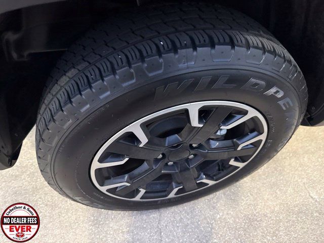 Used 2023 Jeep Renegade Latitude AWD/4WD image 9
