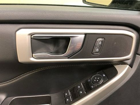 Used 2022 Ford Explorer XLT image 28