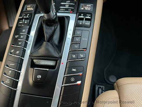 Used 2019 Porsche Macan AWD/4WD image 21