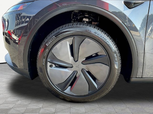 Used 2026 Tesla Model Y 2WD image 32