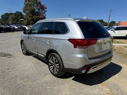 Used 2020 Mitsubishi Outlander FWD image 3