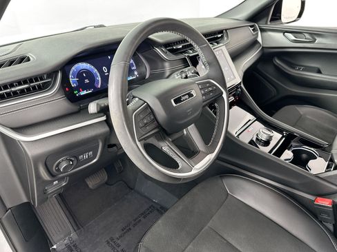 Used 2023 Jeep Grand Cherokee Altitude RWD image 9