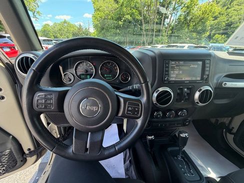 Used 2017 Jeep Wrangler Unlimited Sahara w/ Connectivity Group AWD/4WD image 13