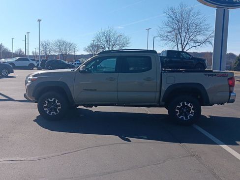 Used 2016 Toyota Tacoma TRD Off-Road w/ Towing Package image 9