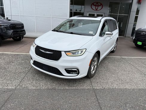 Used 2022 Chrysler Pacifica Limited FWD image 2