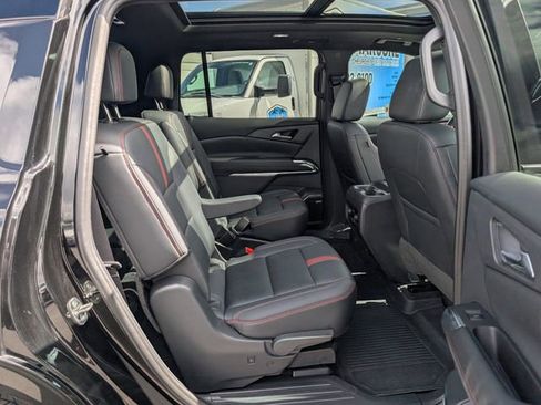 Certified 2024 Chevrolet Traverse RS image 12