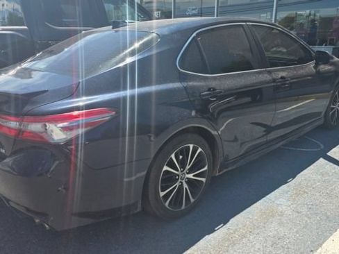 Used 2019 Toyota Camry SE FWD image 3
