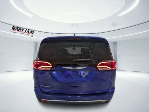 Used 2020 Chrysler Pacifica Touring-L FWD image 4