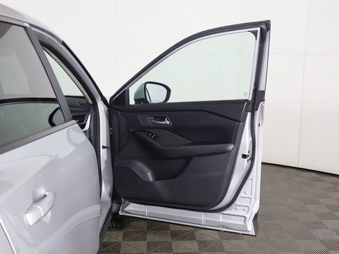 Used 2025 Nissan Rogue SV FWD image 17