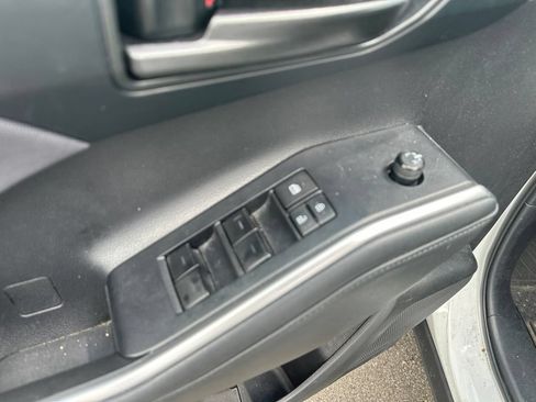 Used 2022 Toyota Highlander LE FWD image 13