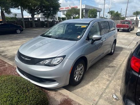 Used 2022 Chrysler Voyager LX FWD image 3