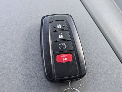Used 2022 Toyota Highlander XLE AWD/4WD image 29