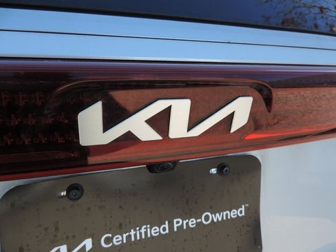 Used 2022 Kia Carnival LX image 9