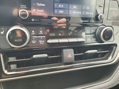 Used 2021 Toyota Highlander XLE image 24