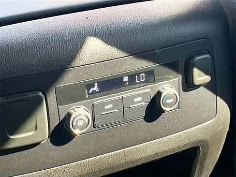 Used 2017 Chevrolet Suburban LT image 25