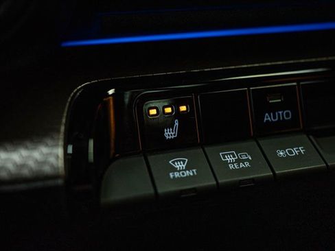 Used 2024 Toyota Prius XLE FWD image 22