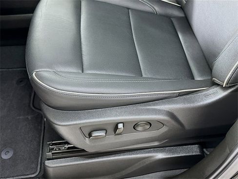 Used 2025 GMC Yukon Elevation image 17