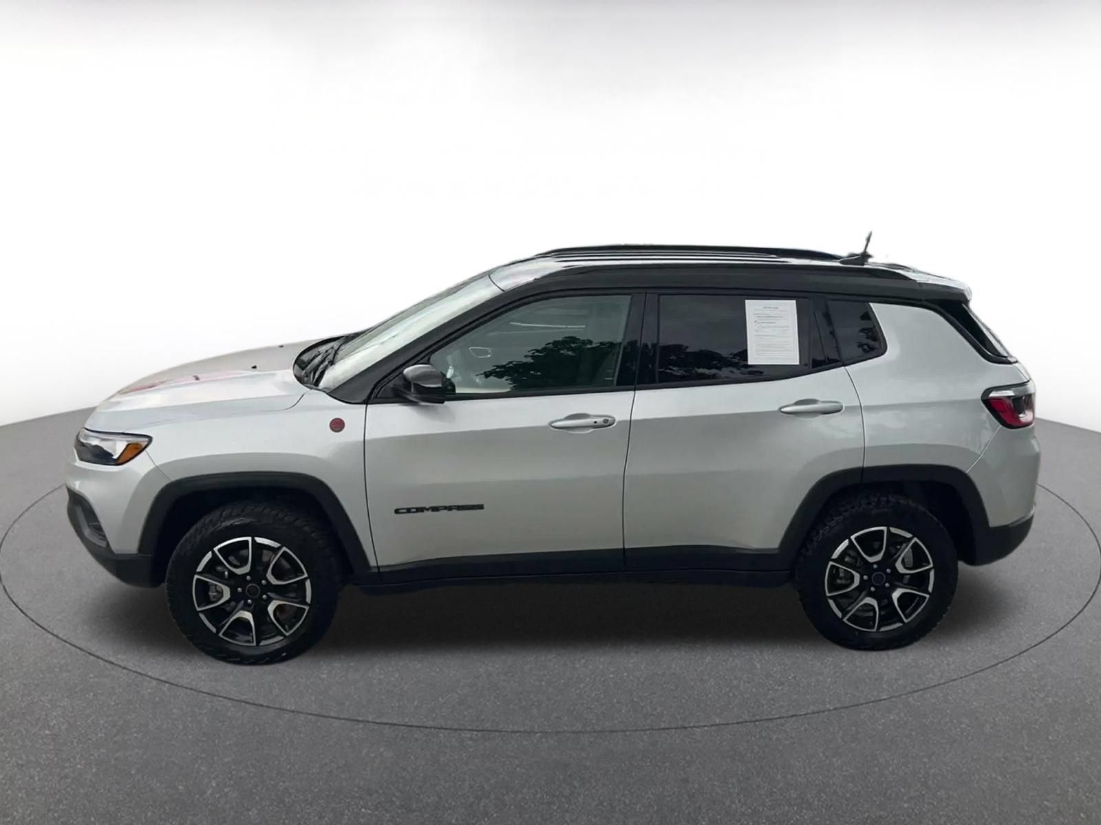 Used 2025 Jeep Compass Trailhawk AWD/4WD image 8