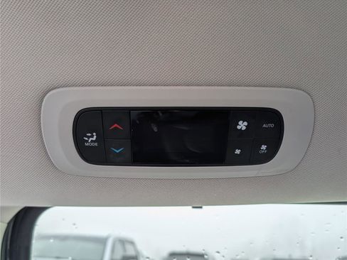 Used 2023 Chrysler Pacifica Touring-L image 16