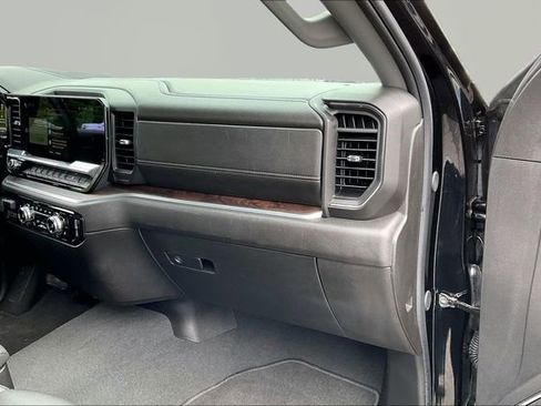 Used 2025 GMC Sierra 1500 SLT AWD/4WD image 18