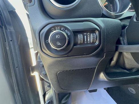 Used 2020 Jeep Gladiator Overland w/ Popular Equipment Package AWD/4WD image 13