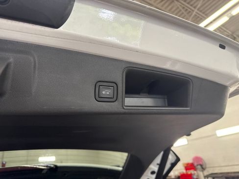 Used 2023 GMC Terrain SLE w/ Driver Convenience Package AWD/4WD image 15