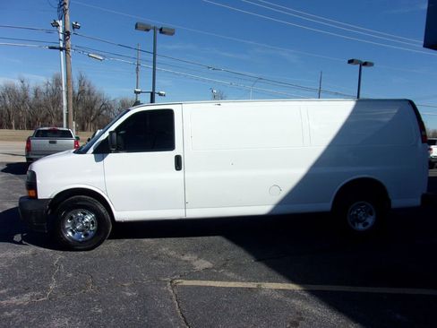 Used 2019 Chevrolet Express 2500 Extended image 2