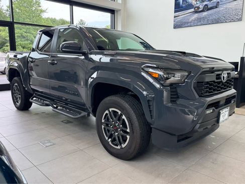 Used 2025 Toyota Tacoma TRD Sport AWD/4WD image 4