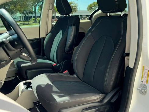 Used 2020 Chrysler Voyager L FWD image 19