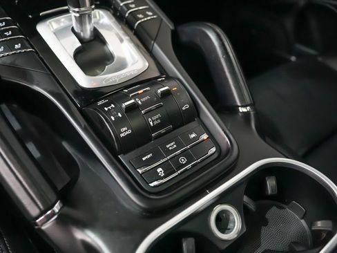 Certified 2017 Porsche Cayenne Turbo AWD/4WD image 34
