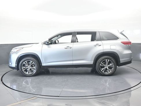 Used 2019 Toyota Highlander LE image 3