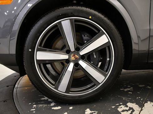 Certified 2025 Porsche Cayenne image 16