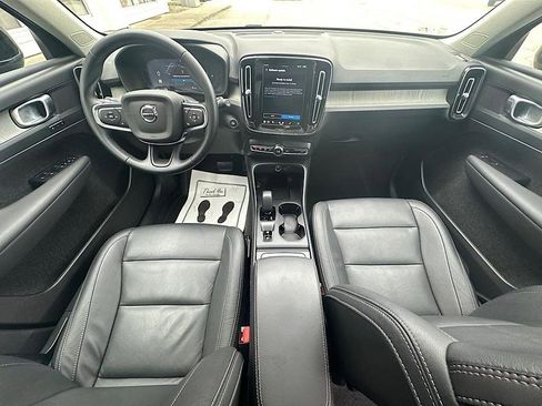 Used 2025 Volvo XC40 B5 Core image 16