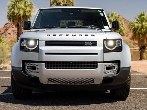 Used 2023 Land Rover Defender 110 SE AWD/4WD image 2