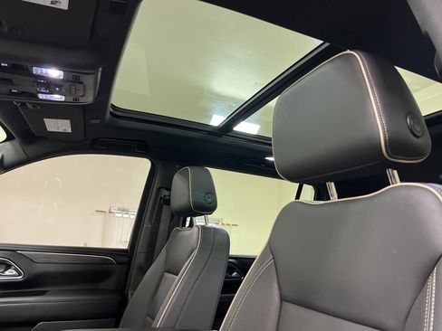 Used 2024 GMC Yukon XL SLT w/ SLT Luxury Package image 13