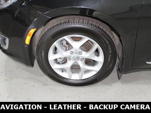 Used 2020 Chrysler Pacifica Touring-L Plus w/ Tire & Wheel Group image 12