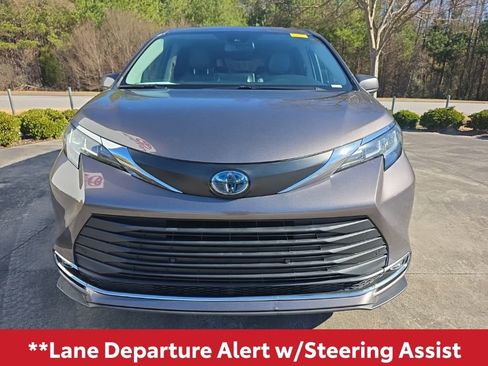 Used 2022 Toyota Sienna XLE image 12