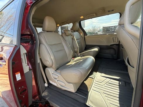 Used 2017 Toyota Sienna XLE image 10