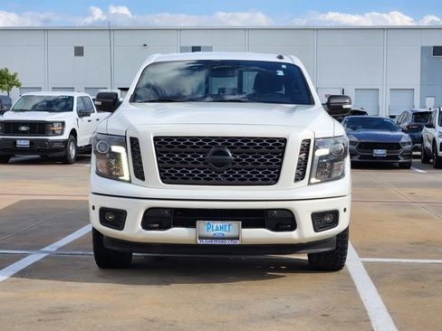 Used 2018 Nissan Titan SV w/ SV Convenience Package image 2
