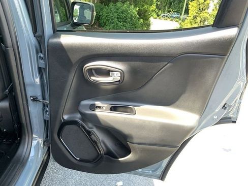 Used 2018 Jeep Renegade Altitude w/ Safety & Security Group AWD/4WD image 11