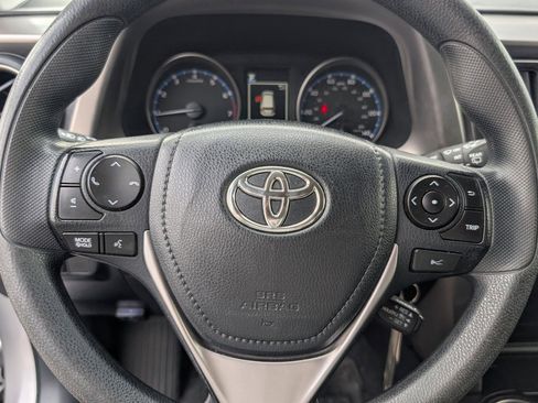 Used 2018 Toyota RAV4 LE image 18