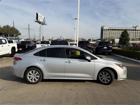 Certified 2022 Toyota Corolla LE image 4