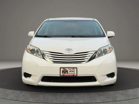 Used 2015 Toyota Sienna LE AWD/4WD image 3