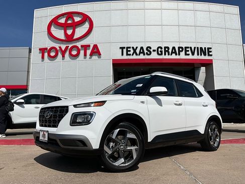 Used 2025 Hyundai Venue SEL image 2