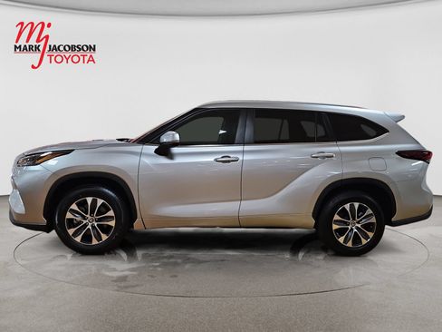 Used 2024 Toyota Highlander XLE FWD image 15