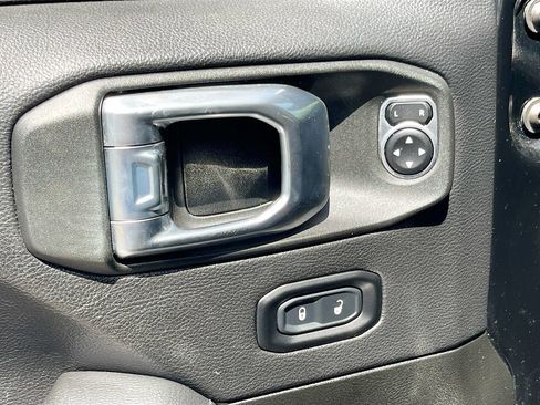 Used 2022 Jeep Wrangler Unlimited Sahara AWD/4WD image 19